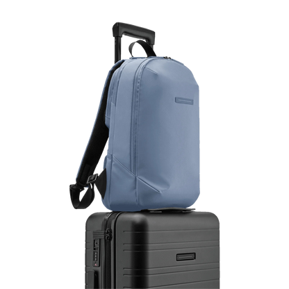 Gion Rucksack Blau Vega Trolley Seitenansicht - Wasserabweisend Vegan Ergonomisch - Horizn Studios