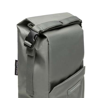 Shibuya Rolltop Rucksack Rucksack Grün Green Detail Shot - Wasserabweisend Vegan Ergonomisch - Horizn Studios