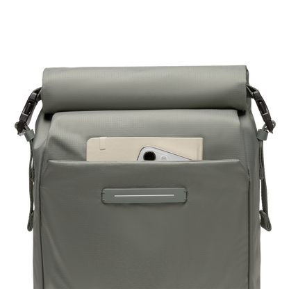 Shibuya Rolltop Rucksack Rucksack Grün Green Fronttasche Detail - Wasserabweisend Vegan Ergonomisch - Horizn Studios