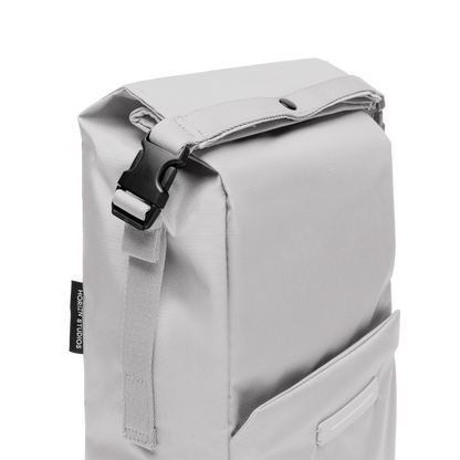 Shibuya Rolltop Rucksack Rucksack Light Quartz Grau Detail Shot - Wasserabweisend Vegan Ergonomisch - Horizn Studios
