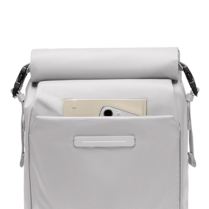 Shibuya Rolltop Rucksack Rucksack Light Quartz Grau Fronttasche Detail - Wasserabweisend Vegan Ergonomisch - Horizn Studios