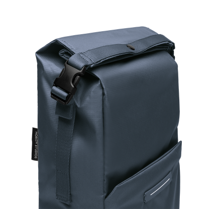 Shibuya Rolltop Rucksack Rucksack Blau Detail Shot - Wasserabweisend Vegan Ergonomisch - Horizn Studios