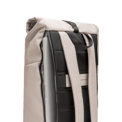 Sofo Rolltop Rucksack Rucksack Beige Detail Laptop - Wasserabweisend Vegan Ergonomisch - Horizn Studios