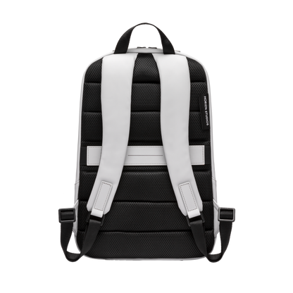Gion Rucksack Essential Light Quartz Grau Rückseite - Wasserabweisend Vegan Ergonomisch - Horizn Studios
