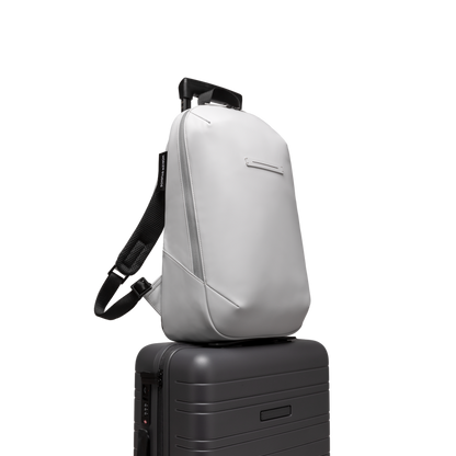 Gion Rucksack Essential Light Quartz Grau Detail With Trolley Seitenansicht Aae - Wasserabweisend Vegan Ergonomisch - Horizn Studios