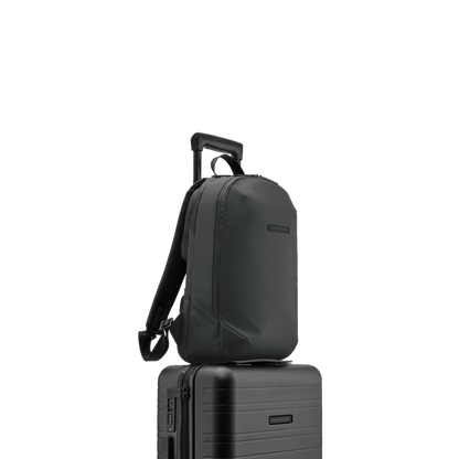 Gion Rucksack Graphite Detail Seitenansicht Cda - Wasserabweisend Vegan Ergonomisch - Horizn Studios