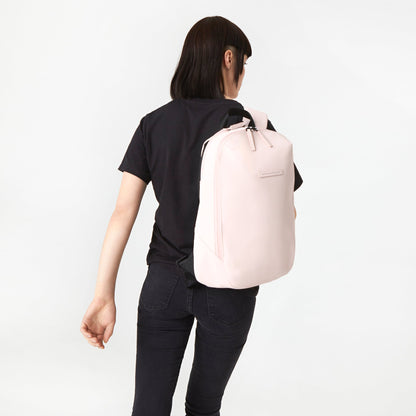 Gion Rucksack Pale Rosa Model Fed - Wasserabweisend Vegan Ergonomisch - Horizn Studios