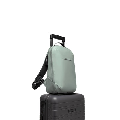 Gion Rucksack Essential Marine Green Details Trolley Seitenansicht - Wasserabweisend Vegan Ergonomisch - Horizn Studios