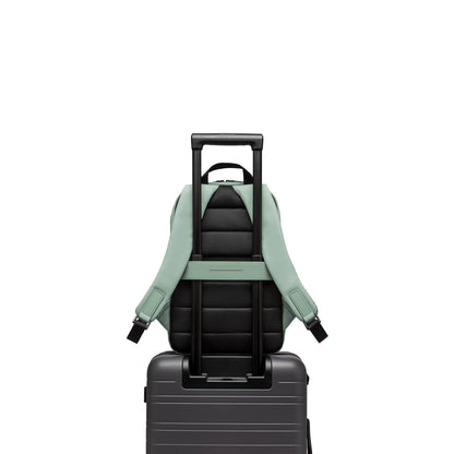 Gion Rucksack Essential Marine Green Details With Trolley Rückseite - Wasserabweisend Vegan Ergonomisch - Horizn Studios