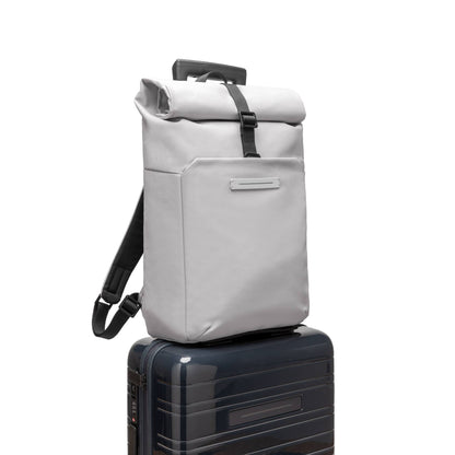 Sofo Rolltop Rucksack Rucksack Light Quartz Grau Trolley Seitenansicht - Wasserabweisend Vegan Ergonomisch - Horizn Studios